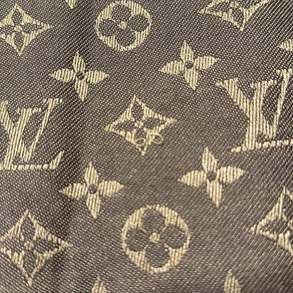 Authentic Louis Vuitton Monogram Shine Shawl - Picture 4 of 5